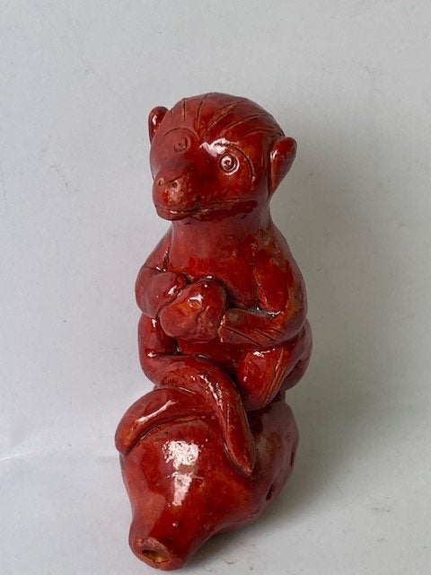 Vintage rood fluitje beeldje aap. Geglazuurd terracotta., Antiek en Kunst, Ophalen