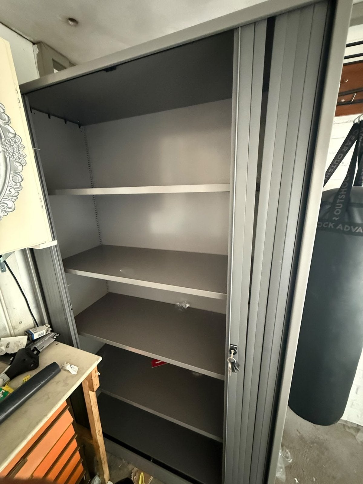 Metalen archiefkast met roldeur (defect) Gratis, Zakelijke goederen, Archief en Opbergen, Ophalen of Verzenden, Gebruikt, Kast