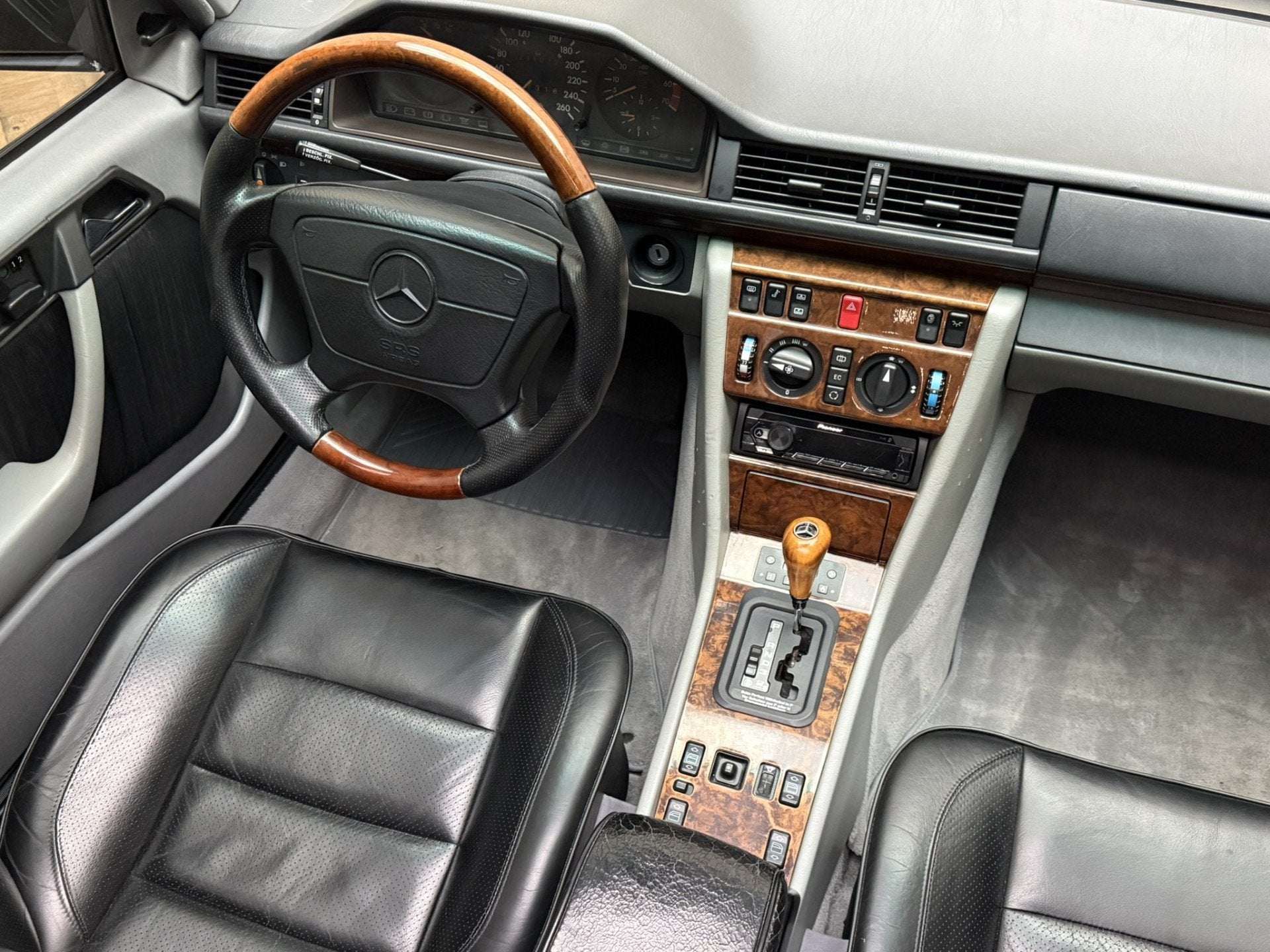 Mercedes-Benz E-Klasse 200-500 500E / 5.0 V8 / 326 PK / AMG, Auto's, Automaat, Achterwielaandrijving, 5000 cc, Zwart