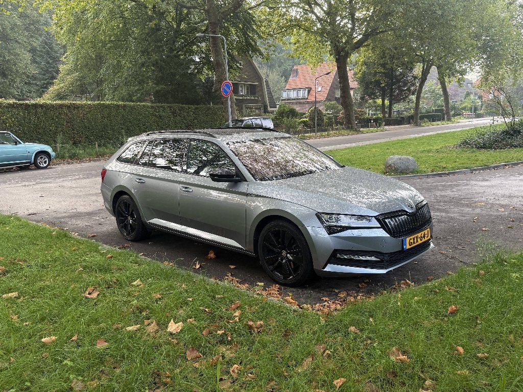 Skoda Superb 1.4 TSI Phev 217pk Dsg-6 2020 Grijs, Auto's, Zwart, Leder en Stof, Plug-in hybride, Dealer onderhouden