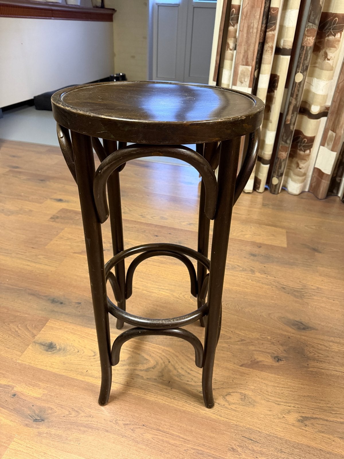 4 donkerbruine houten barkrukken Thonet - 80 cm hoog, Ophalen, Gebruikt, Met voetsteun, 60 tot 90 cm