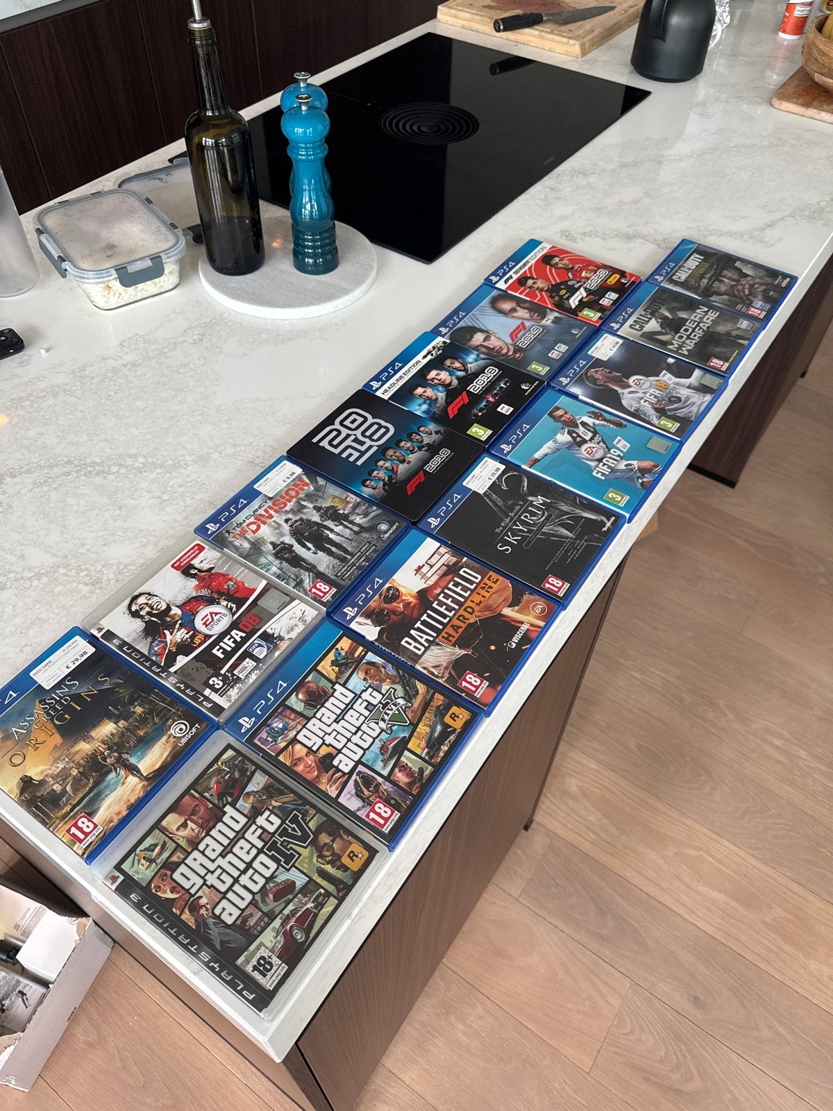 Grote collectie PS4 en PS3 games (o.a. GTA, FIFA, F1), Gebruikt, Vanaf 18 jaar, Overige genres, Eén computer