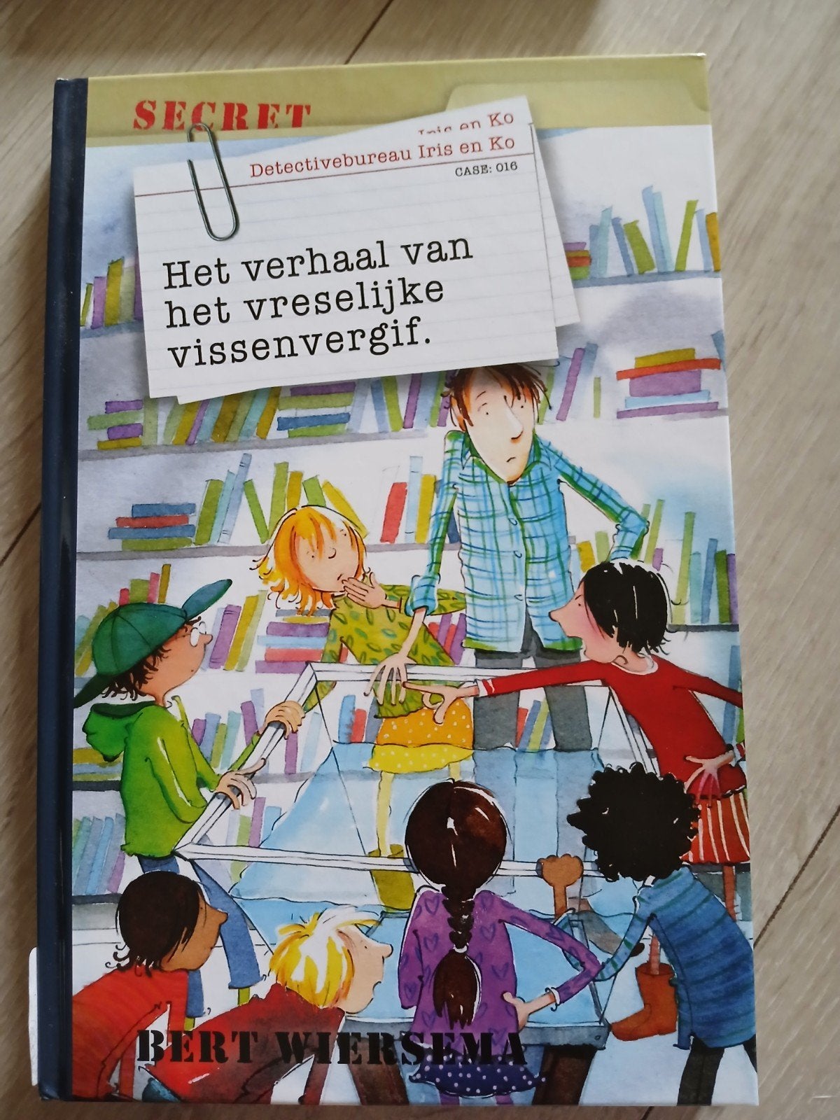 Iris en Ko: Het vreselijke vissenvergif Bert Wiersema, Boeken, Ophalen of Verzenden, Zo goed als nieuw, Bert Wiersema