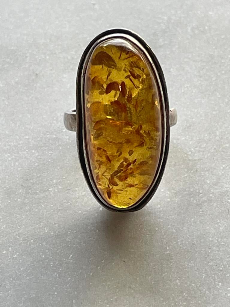Zilveren ring met barnsteen, Antiek en Kunst, Antiek | Goud en Zilver, Ophalen of Verzenden