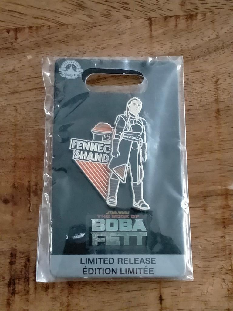 Star Wars book of Boba Fett limited release pin Fennec Shand, Ophalen of Verzenden, Zo goed als nieuw