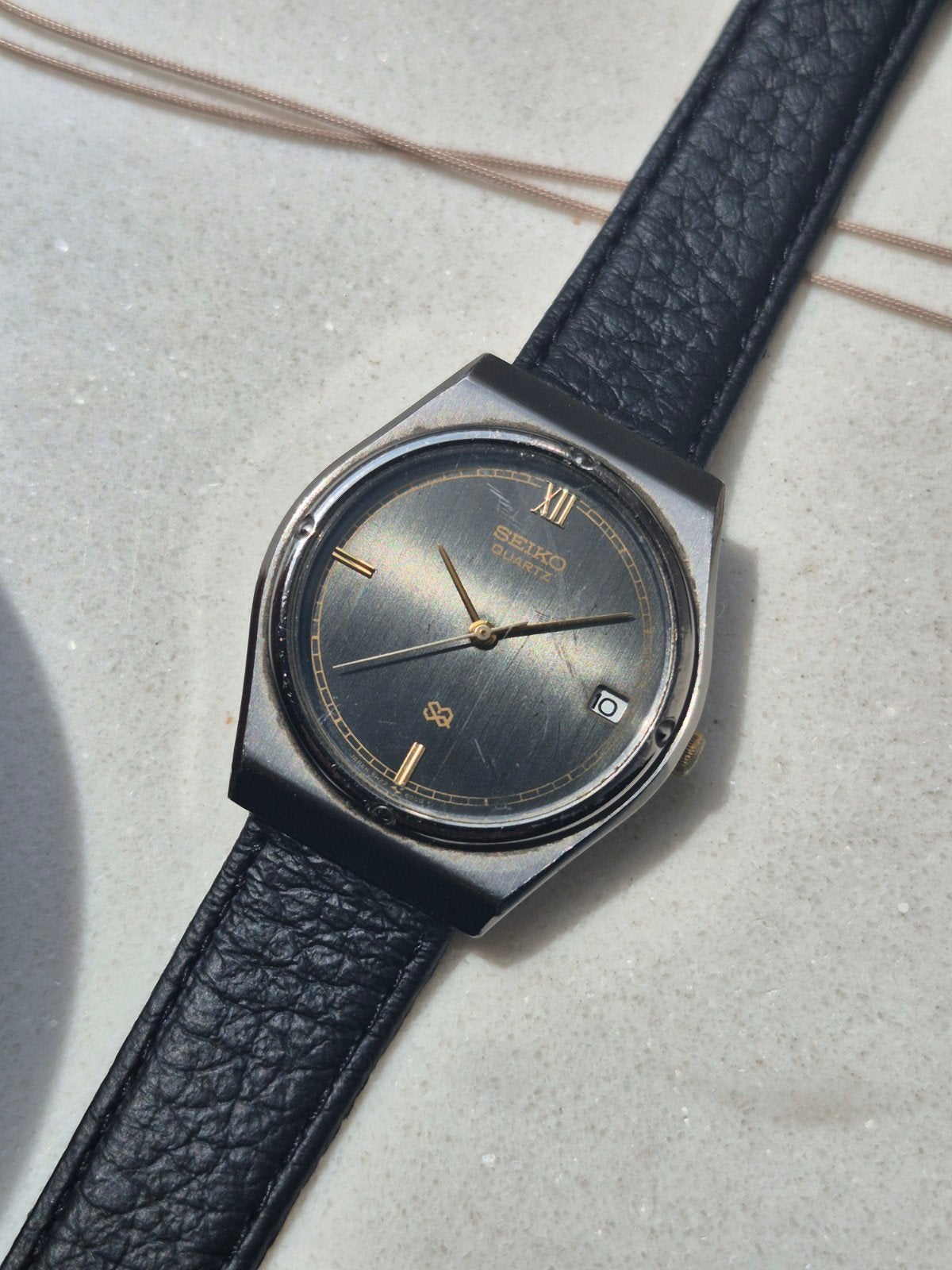 Seiko SQ Gun Metal Ref. 5H22-6000 Unisex - Nieuwe Batterij, Gebruikt, Seiko Watch Corporation, 6-21, Ginza 4-chome, Chuo-ku, Tokyo 104-8110, Japan