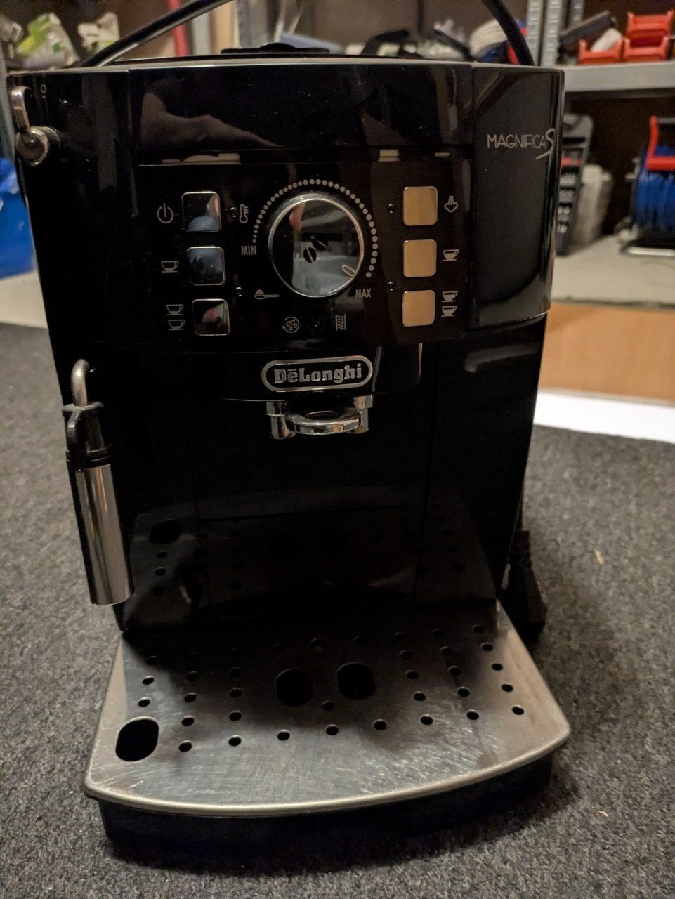 Foto 2 van Defecte DeLonghi Magnifica S ECAM 21.116.B koffiemachine