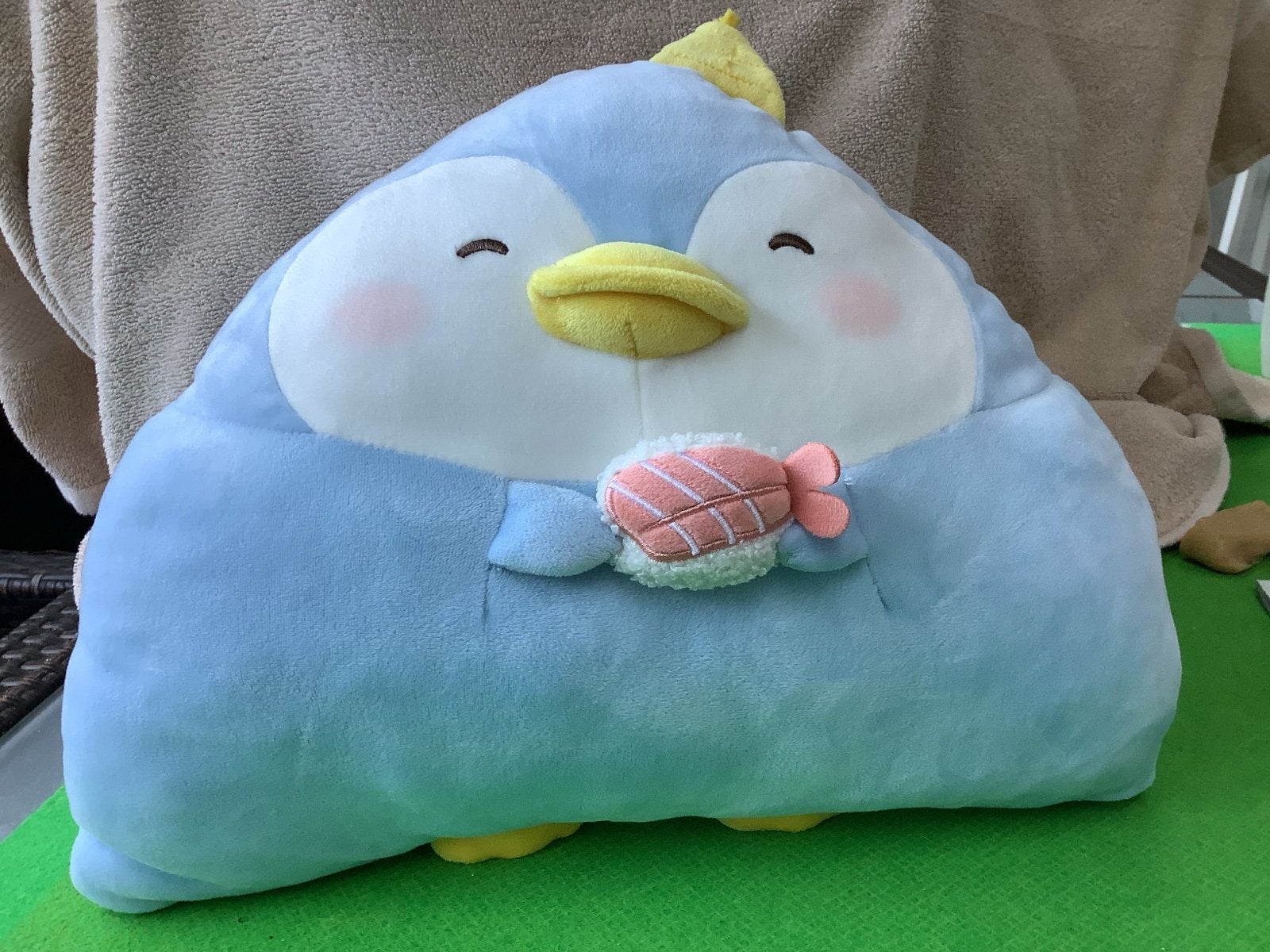Zacht pluche pinguïn kussen met sushi - KIKA, Pinguïn, Blauw, Ophalen of Verzenden, Zo goed als nieuw