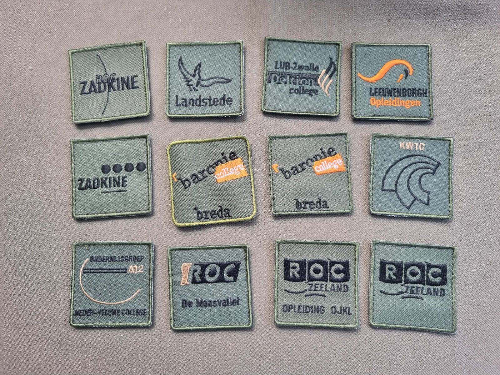12 borstpatches ROC opleidingen, Ophalen of Verzenden, Landmacht, Nederland, Embleem of Badge