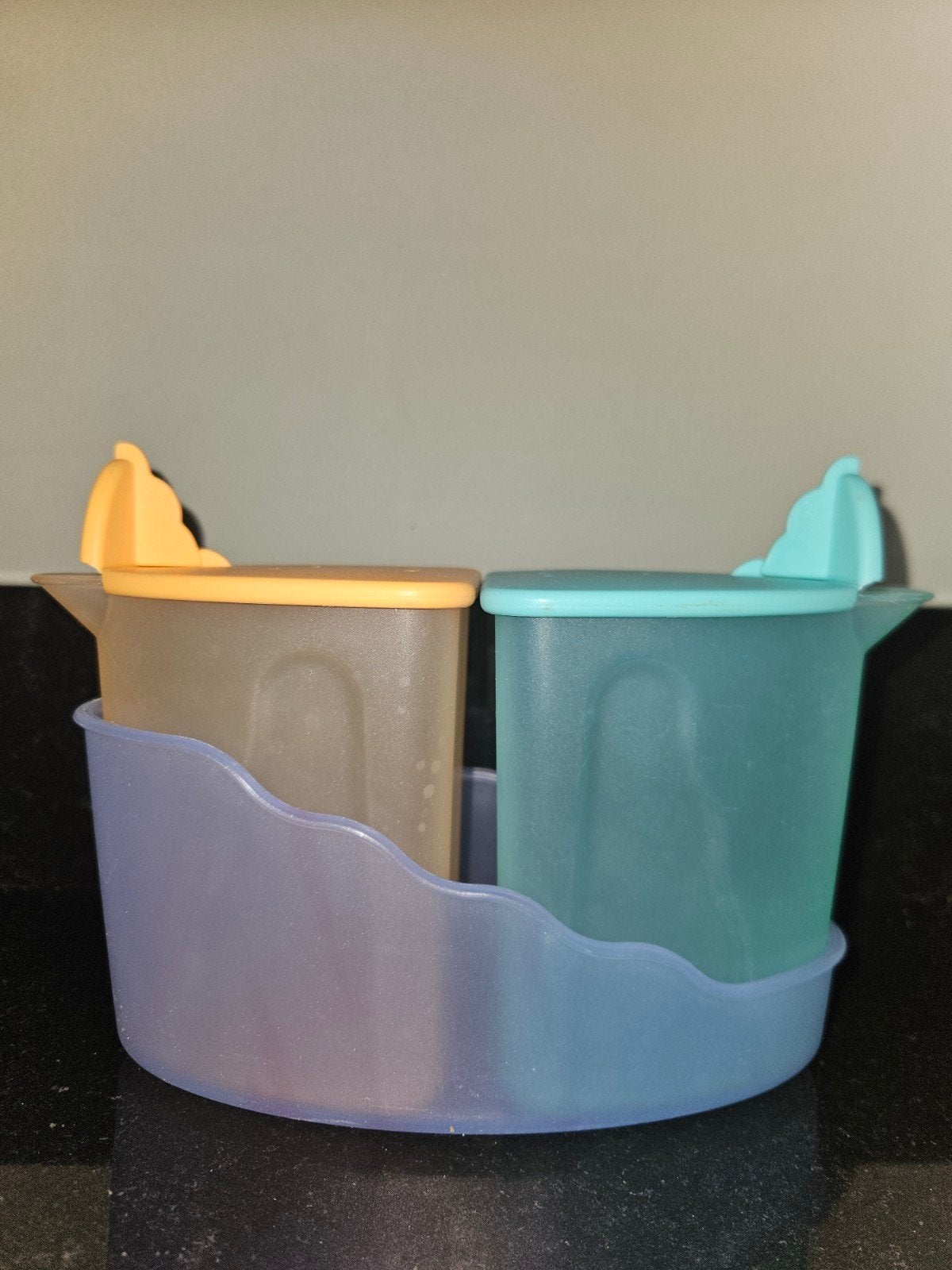 Tupperware melk/suiker/hagelslag strooi busjes in houder, Huis en Inrichting, Keuken | Tupperware, Ophalen of Verzenden
