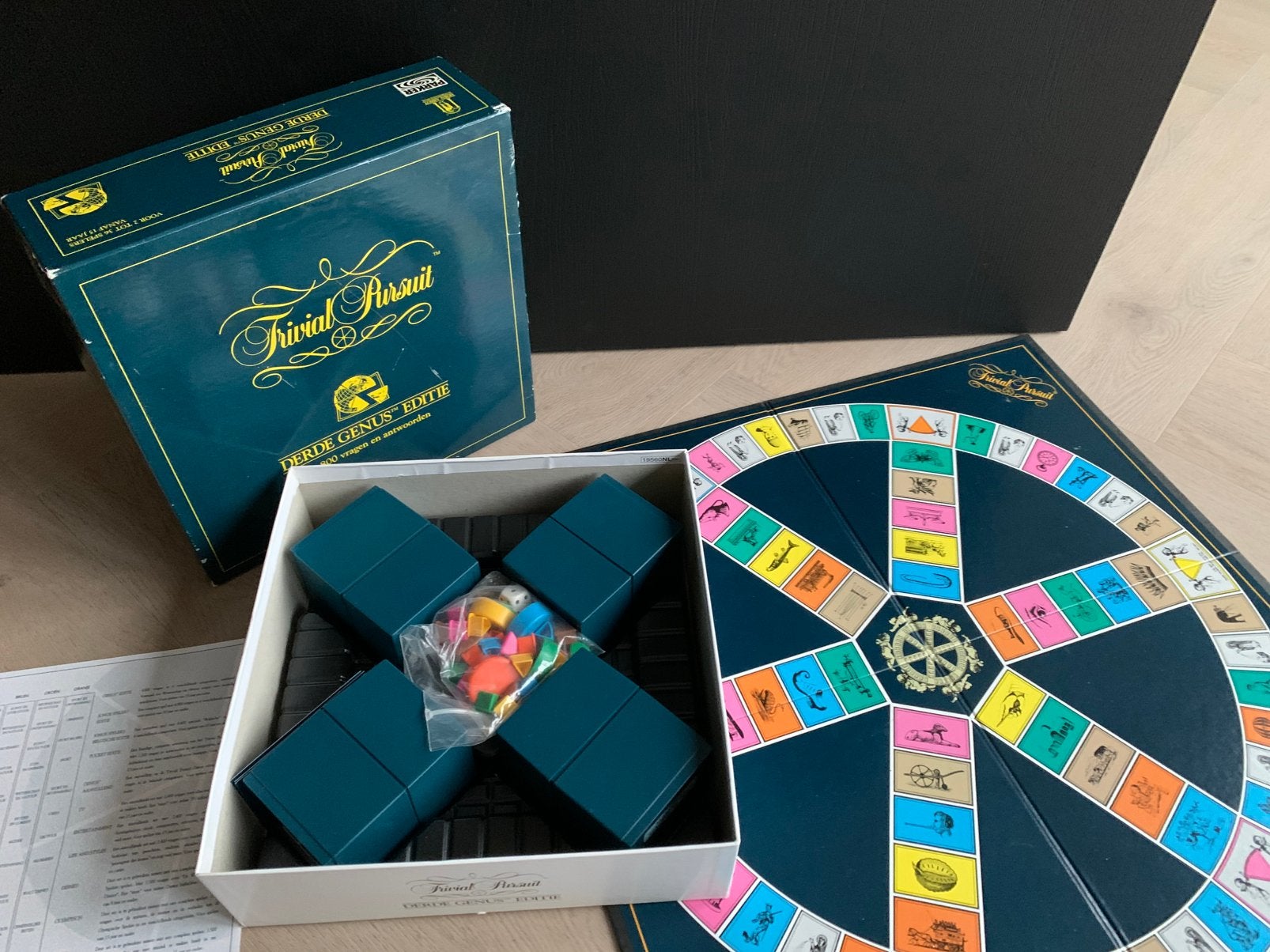 Trivial Pursuit Derde Genus Editie jaren 90, Hobby en Vrije tijd, Gezelschapsspellen | Bordspellen, Ophalen of Verzenden, Zo goed als nieuw