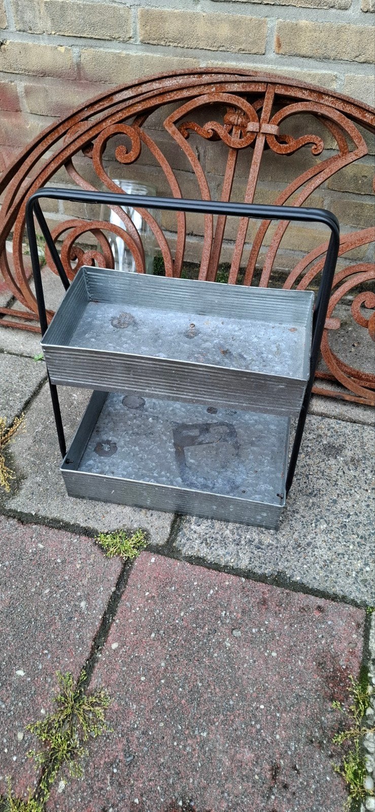 Metalen etagere, Ophalen