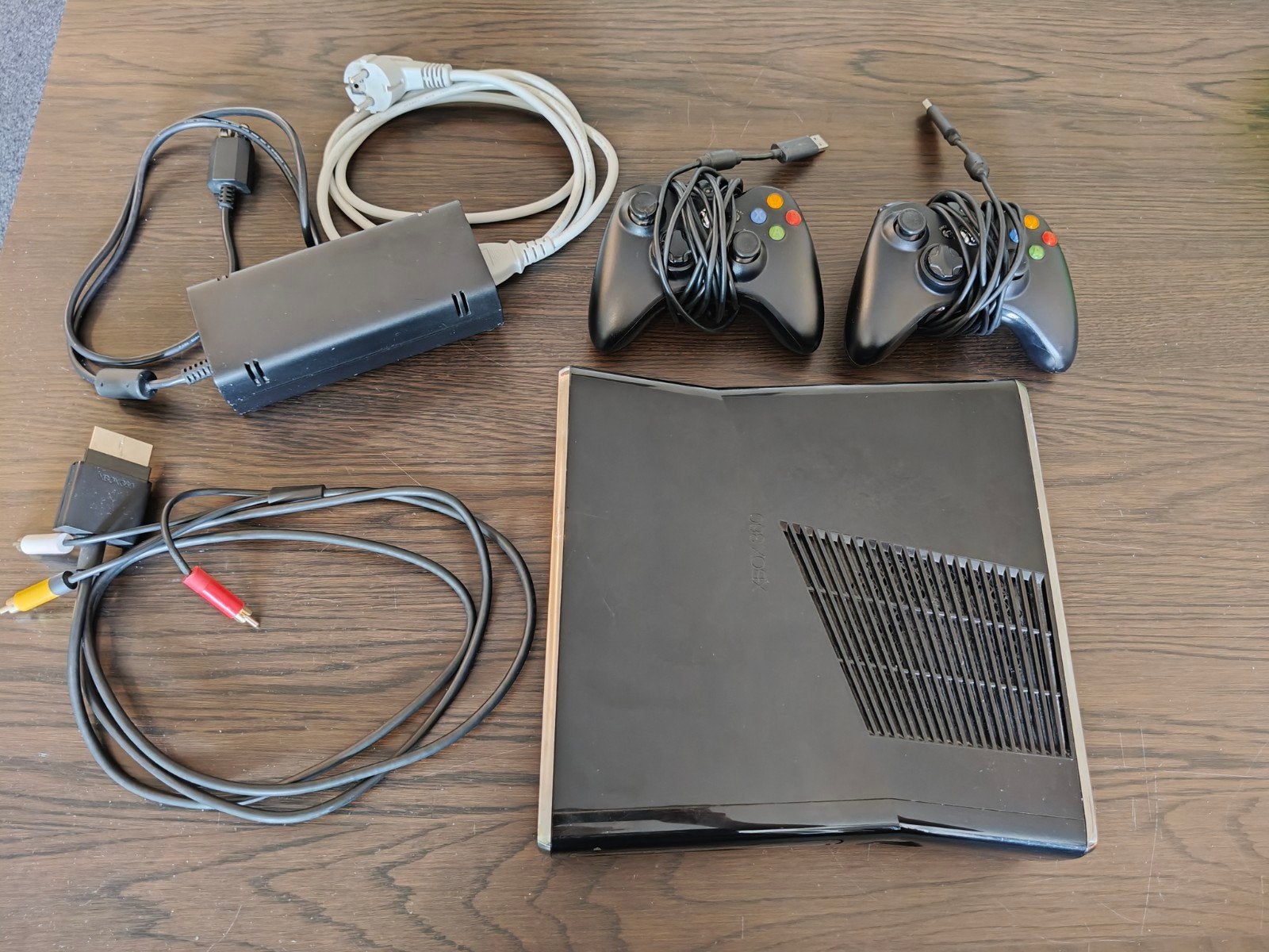 Xbox 360 S met 2 controllers en kabels, Gebruikt, Vanaf 18 jaar, Shooter, 2 spelers