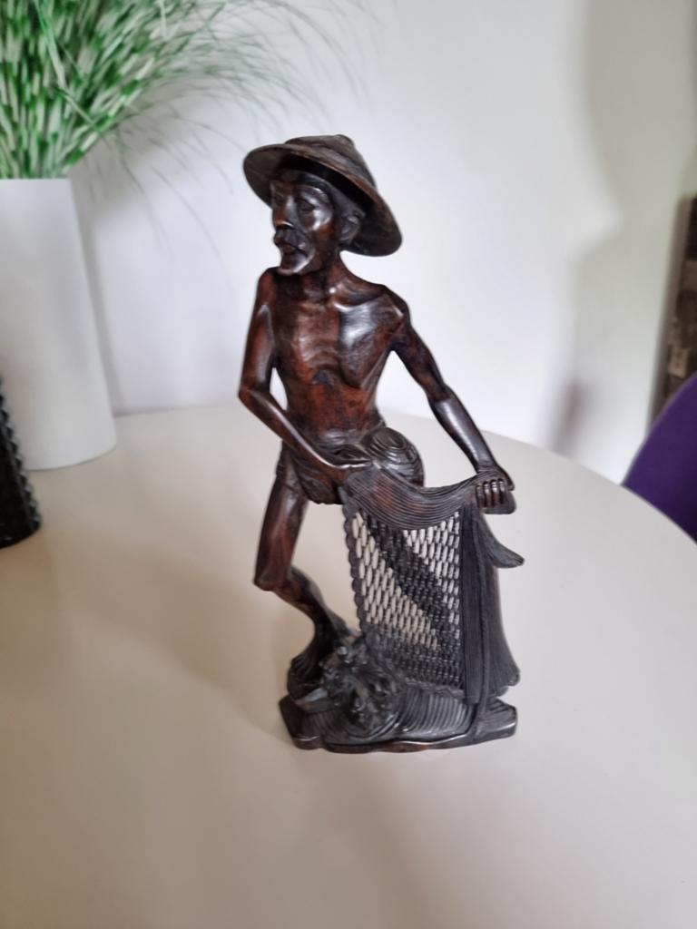 Houten beeld van visser met net, Antiek en Kunst, Kunst | Beelden en Houtsnijwerken, Beeld, Hout, Man, 20 - 50 cm, Azië, Overige stijlen