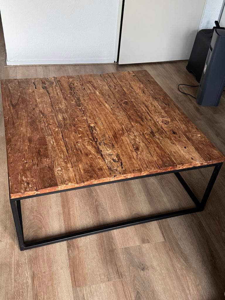 Robuuste salontafel van oud hout met metalen onderstel, Huis en Inrichting, Tafels | Salontafels, Gebruikt, Vierkant, Minder dan 50 cm