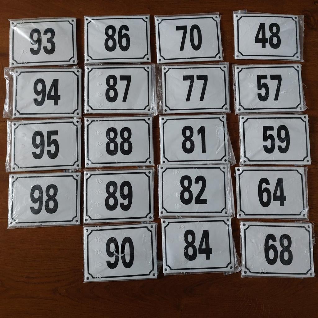 Emaille huisnummer nostalgische styl €10,00 per stuk, Ophalen