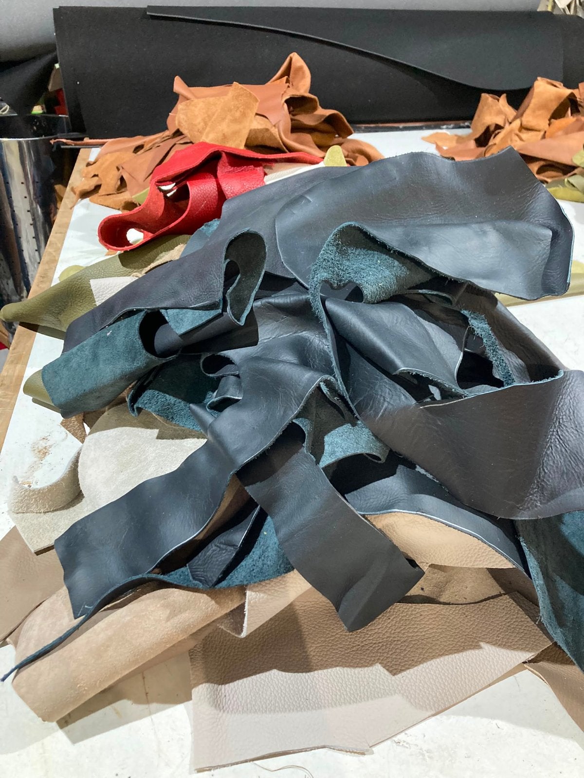 14 kg leer restanten - Diverse kleuren en maten, Hobby en Vrije tijd, Ophalen, Gebruikt, Meerkleurig, Leer of Kunstleer