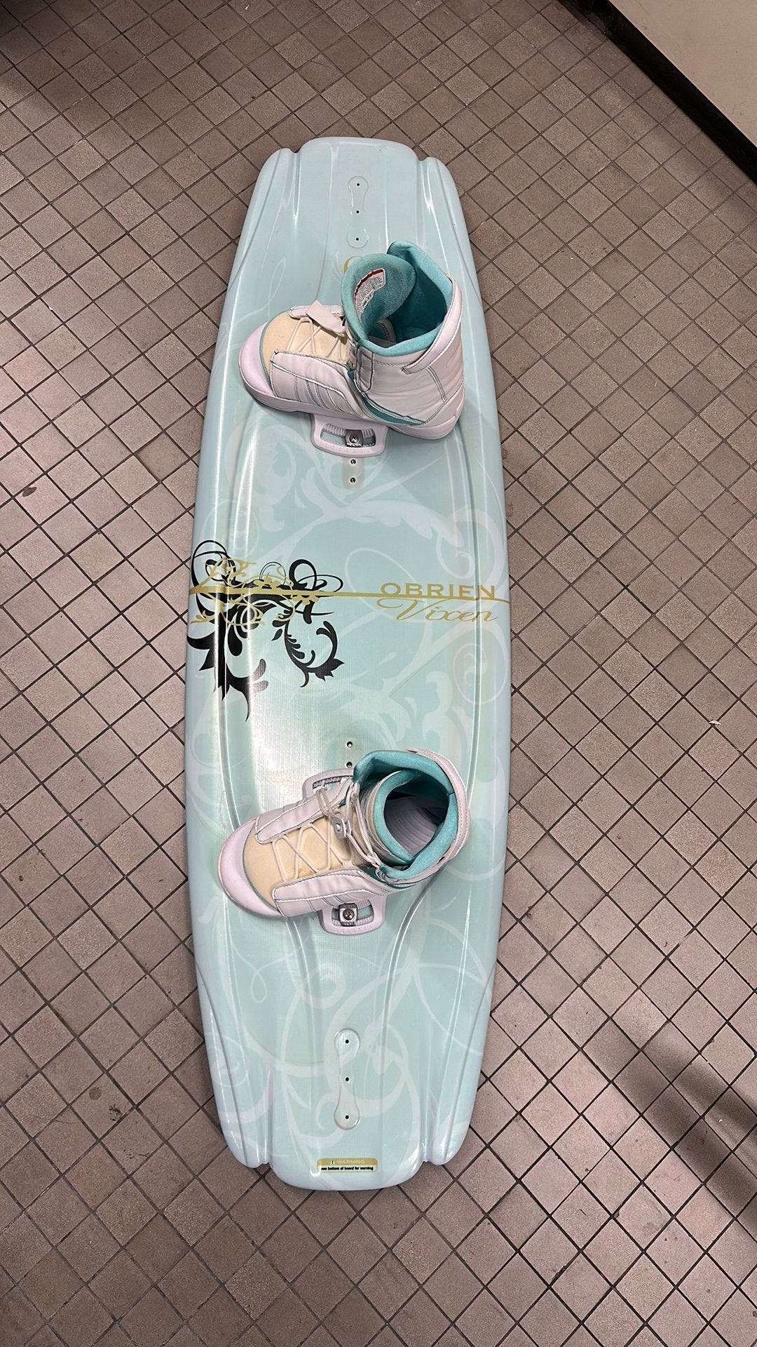 O’Brien Vixen Dames Wakeboard (132cm)–incl bindingen (38-42), Ophalen, Gebruikt, Board