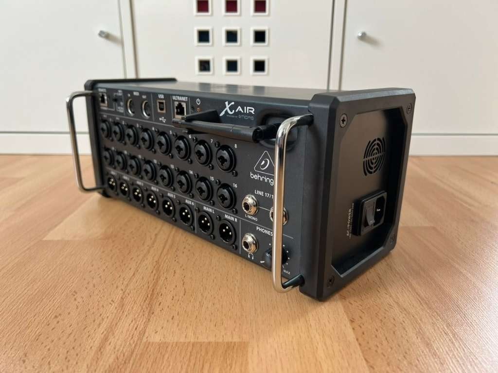 Foto 3 van Behringer X Air XR18 Bag Bundle