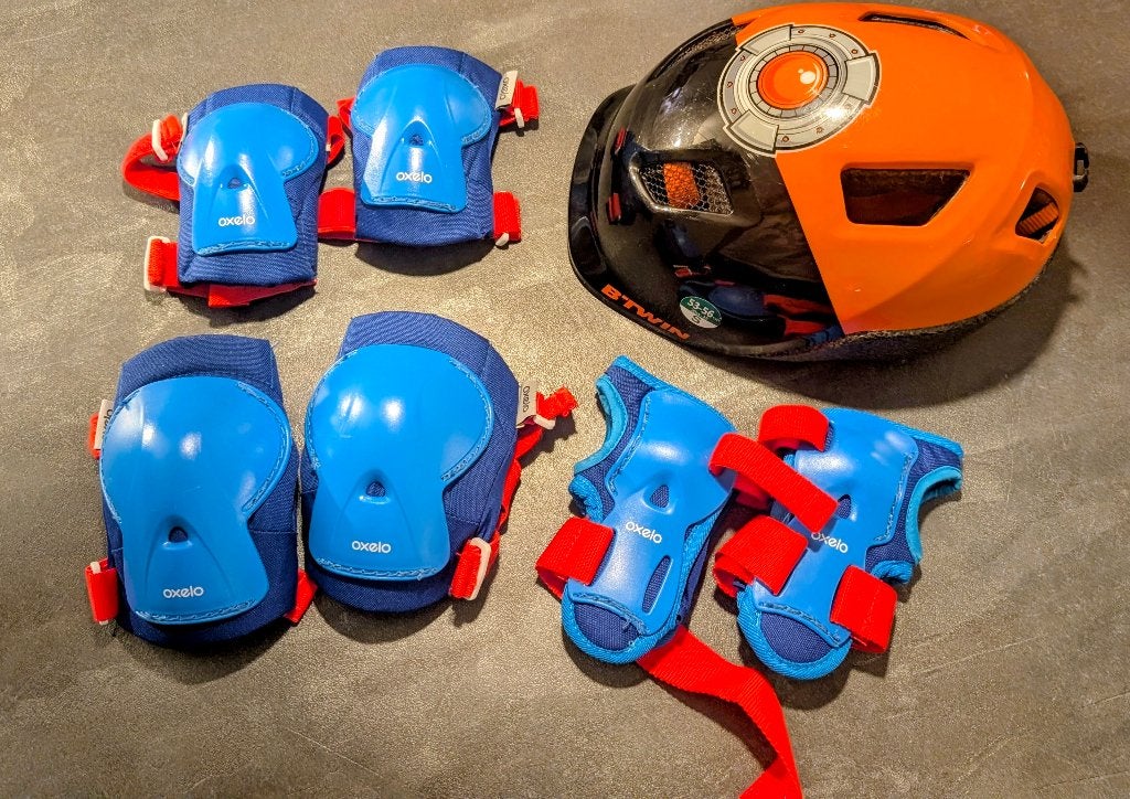 Complete skate/fiets set kind: helm +  beschermers, S, Ophalen of Verzenden, Zo goed als nieuw, B'Twin