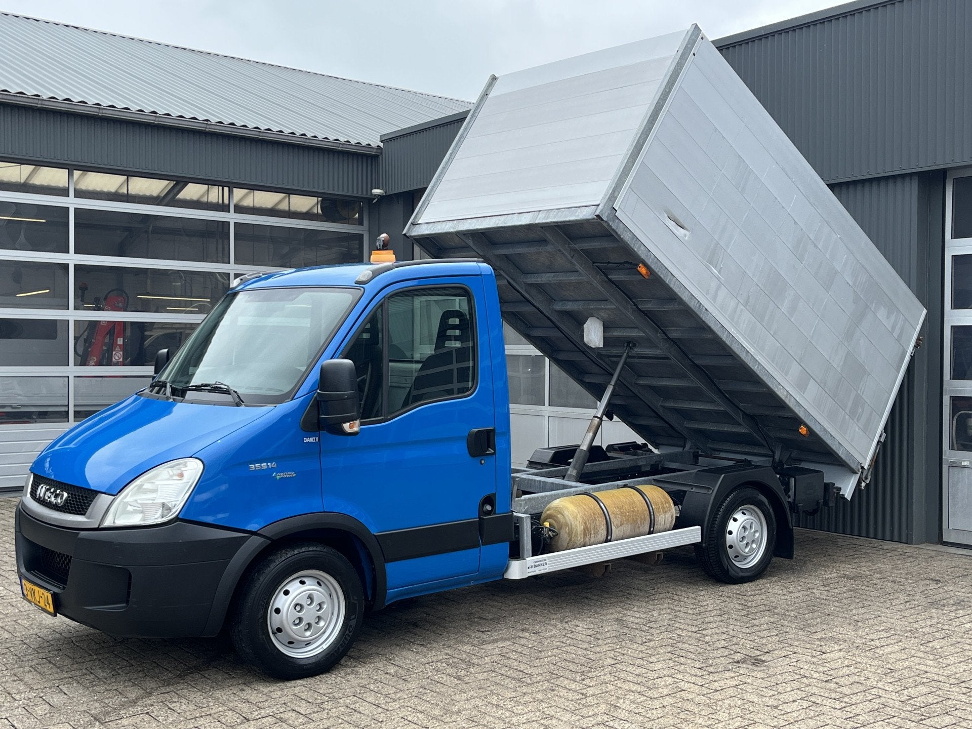 Iveco Daily 35S14G CNG Kipper Benziine Aardgas Laadklep Crui, Euro 5, Gebruikt, Zwart, 4 cilinders