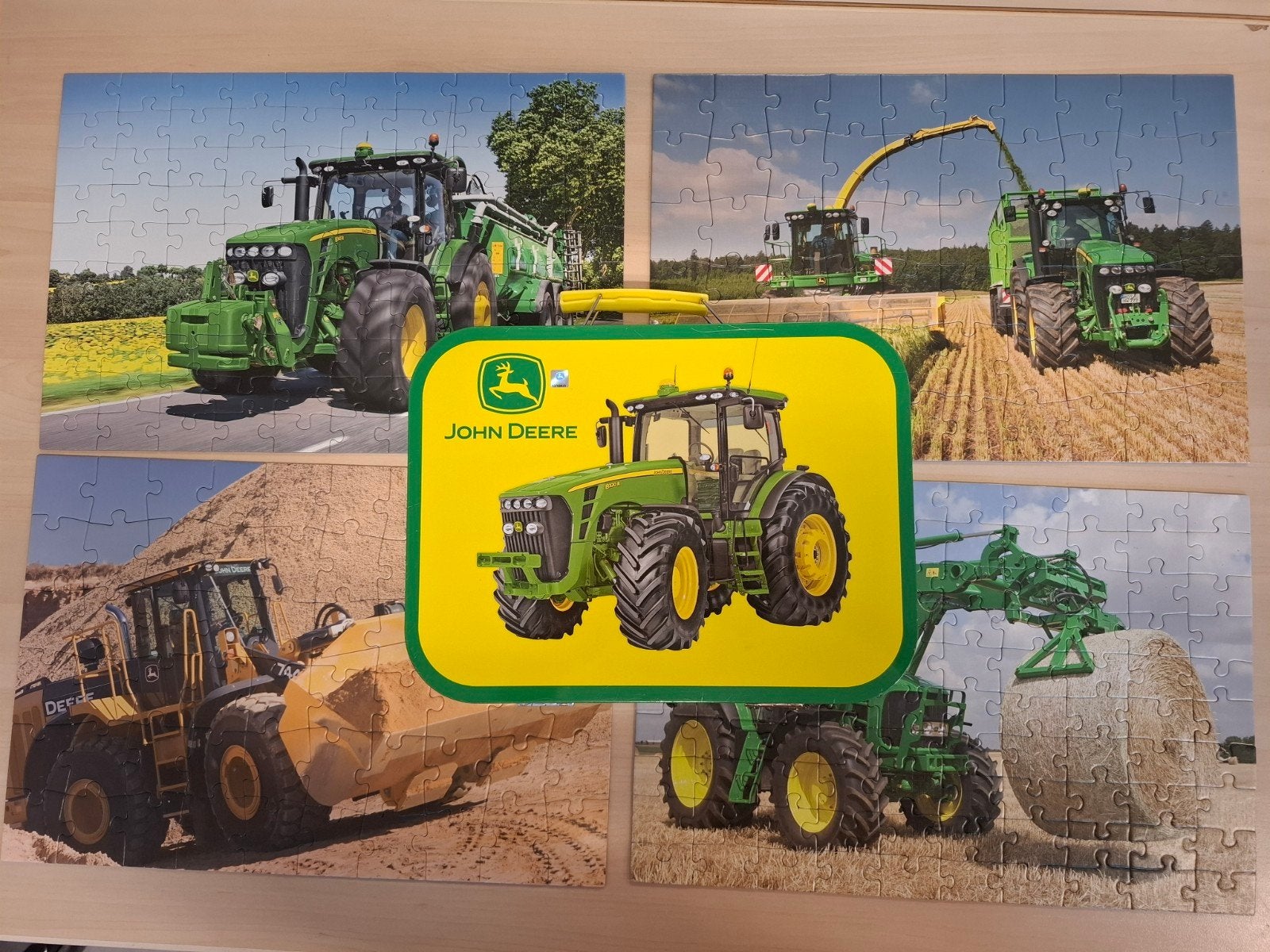 4x Tractor puzzel van John Deere in blikken koffer trekker, Hobby en Vrije tijd, Denksport en Puzzels, Ophalen of Verzenden, Minder dan 500 stukjes