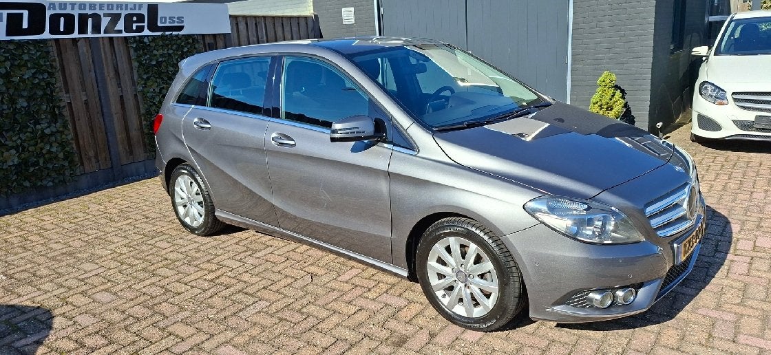 Mercedes-Benz B-Klasse 180 AUTOMAAT + NAVIGATIE (bj 2013), Auto's, Dealer onderhouden, Gebruikt, 4 cilinders, 122 pk