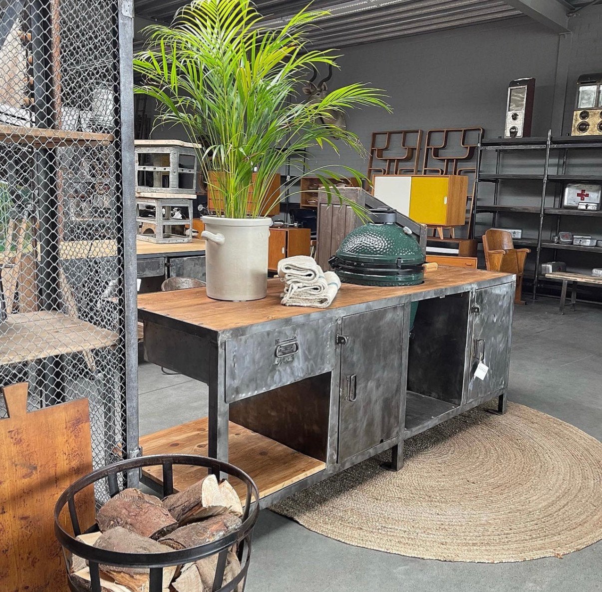 Industriële buitenkeuken, oude werkbank, Big Green Egg, Ophalen, Zo goed als nieuw, Houtskool