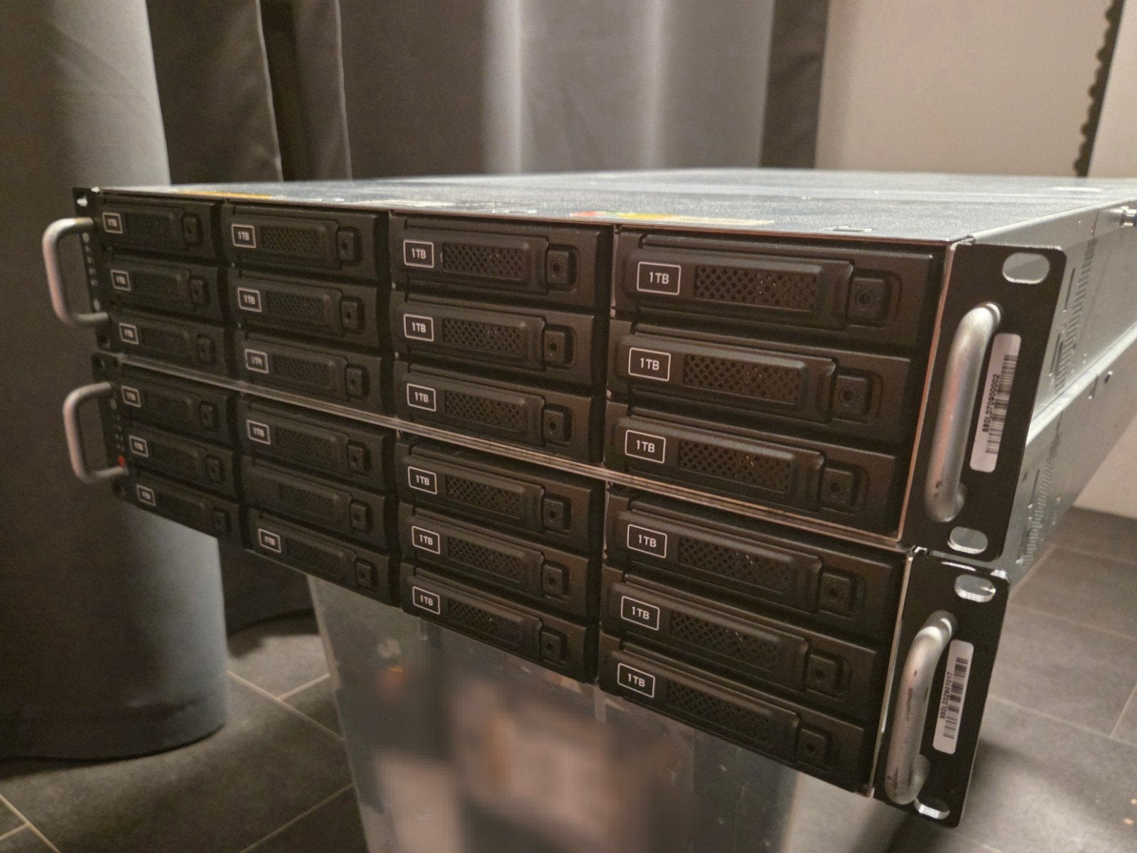 2x 12-bay SAS storage servers (Avid Airspeed), Computers en Software, Servers, Ophalen, Gebruikt, 2 tot 3 Ghz, 32 GB
