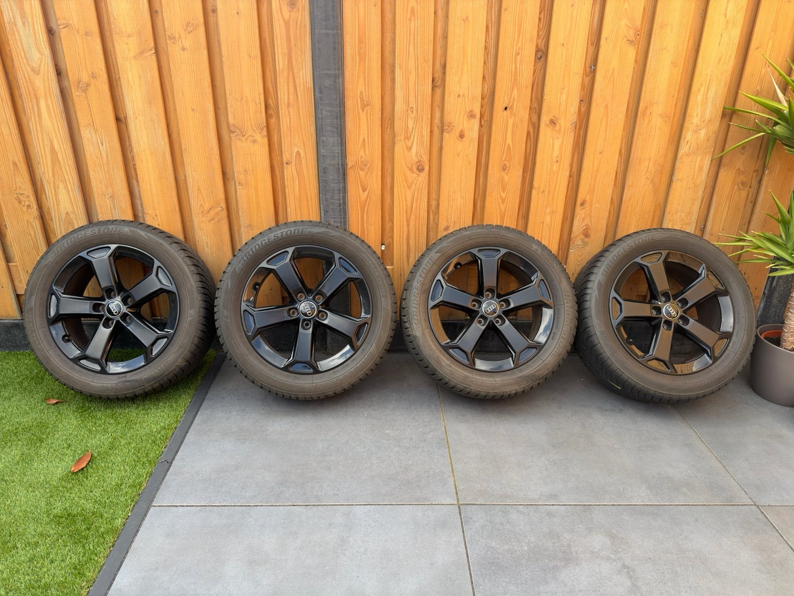 Audi Q2 winterbanden set - 17 inch - Bridgestone Blizzak, Auto-onderdelen, Banden en Velgen, Ophalen, Banden en Velgen, 17 inch
