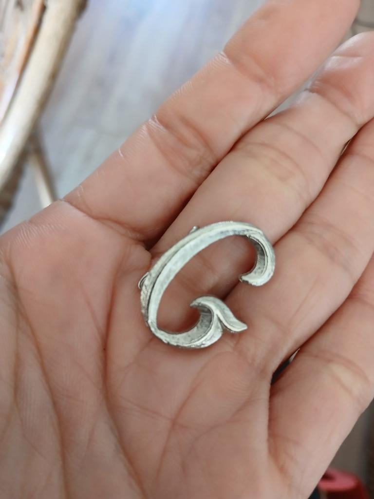 Vintage broche letter G, Sieraden, Tassen en Uiterlijk, Broches, Ophalen of Verzenden, Zo goed als nieuw, Zilver, Overige materialen