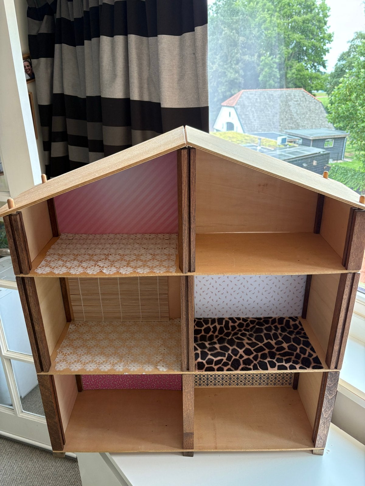 Zelf opgeknapt poppenhuis, houten palen, verwijderbaar, Ophalen, Gebruikt, Poppenhuis