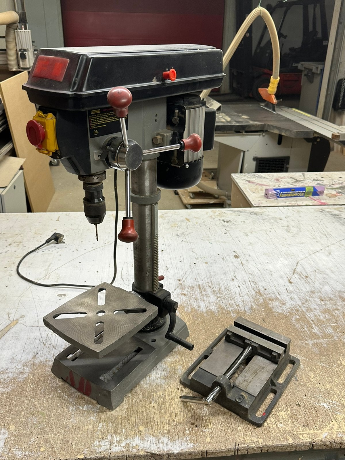 Flott tb30 tafel kolomboormachine met boorklem, Doe-het-zelf en Verbouw, Gereedschap | Boormachines, Gebruikt, Variabele snelheid