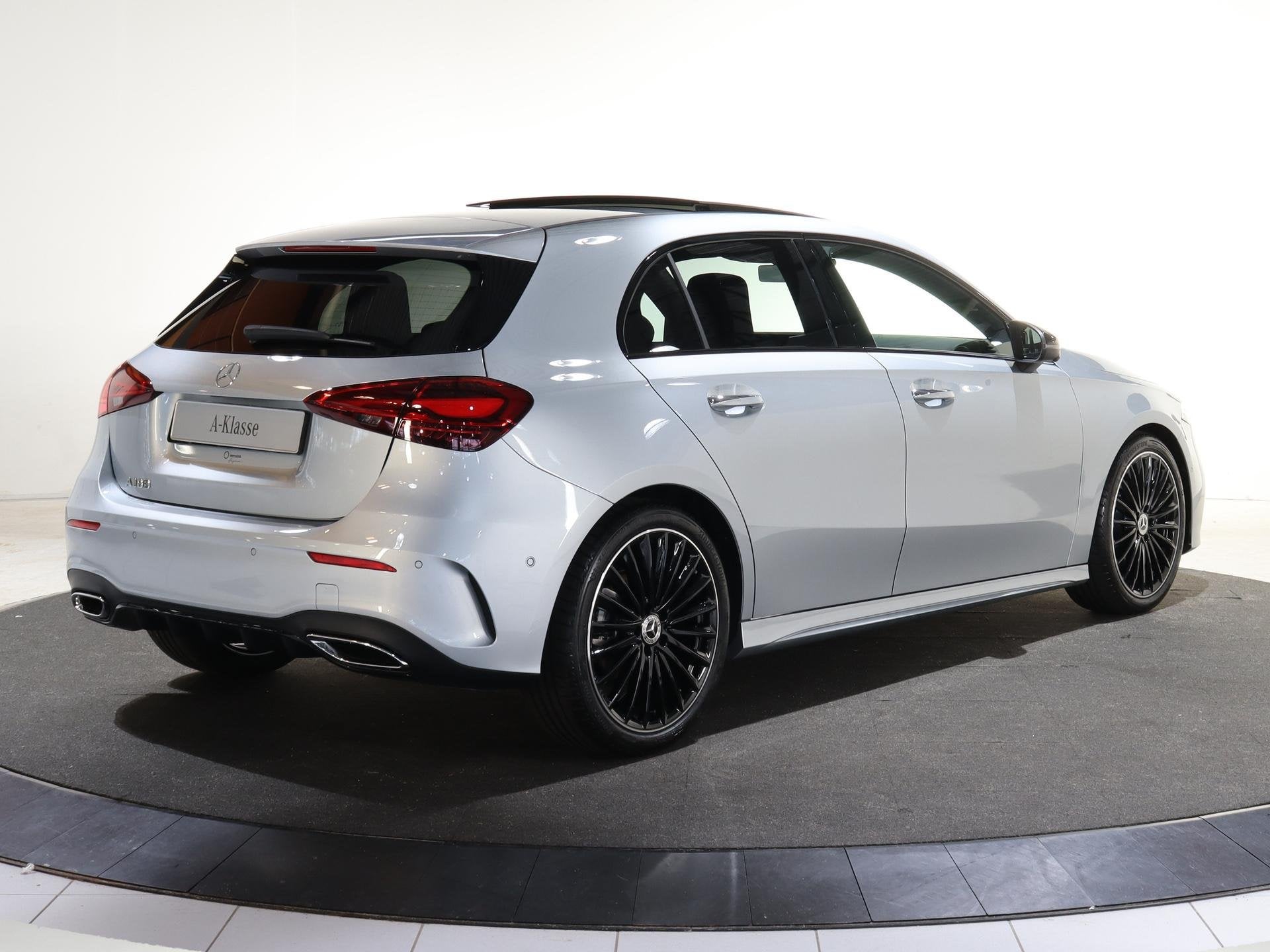 Mercedes-Benz A-klasse 180 Business Solution AMG | Panoramas, Auto's, 136 pk, 4 cilinders, Origineel Nederlands, Zilver of Grijs