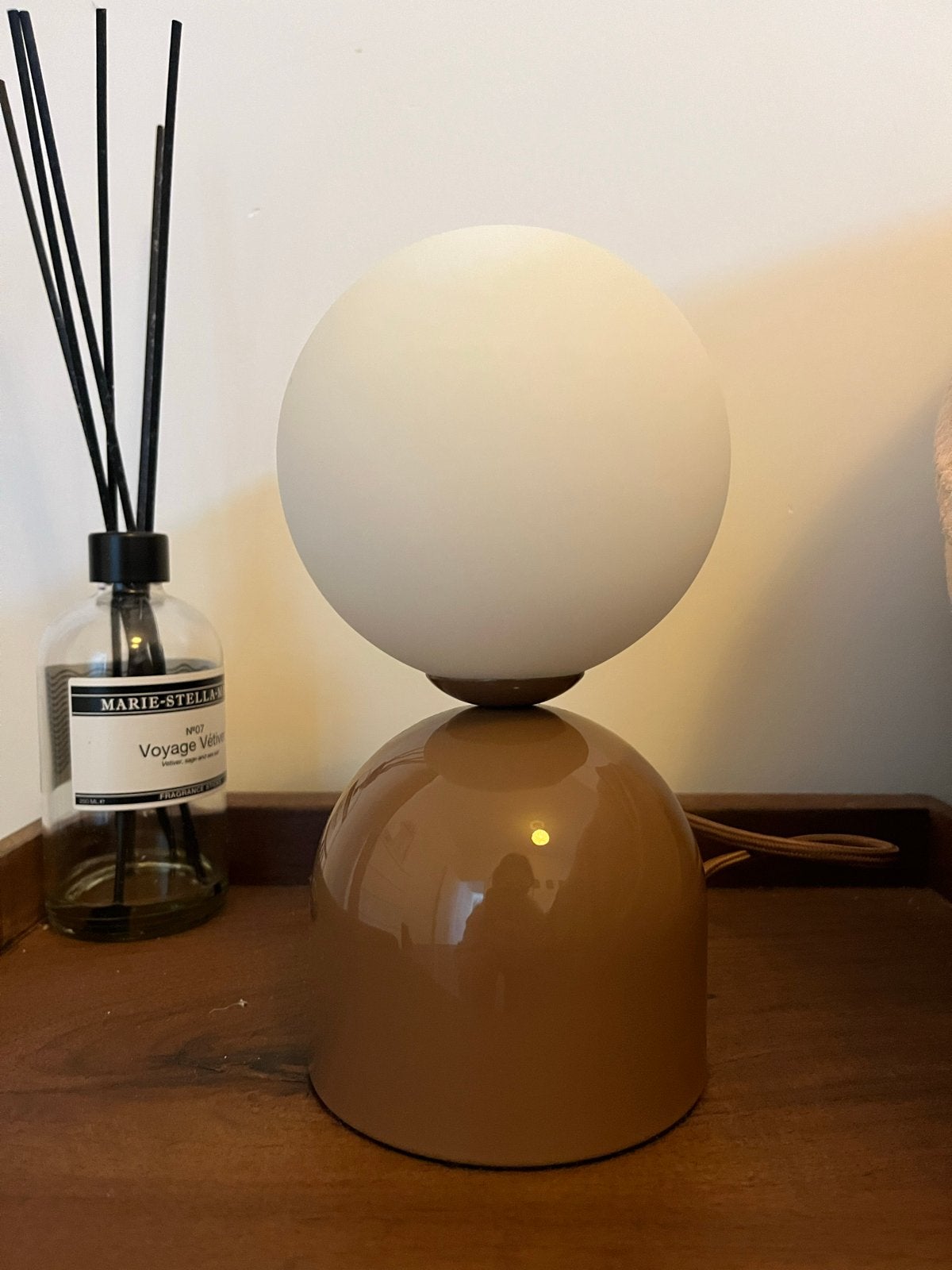 Moderne Tafellamp met Bolvormige Kap - Bruin/Wit