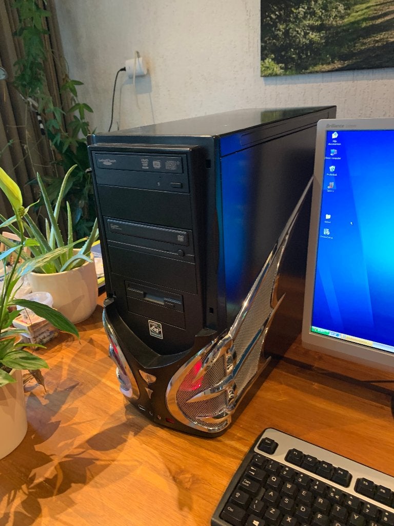 Rood/Zwarte Retro Gaming Windows XP PC – AMD X2 5600 – X300, Computers en Software, AMD Athlon 64 X2 5600+, HDD, 2 tot 3 Ghz, Zelf gebouwde pc