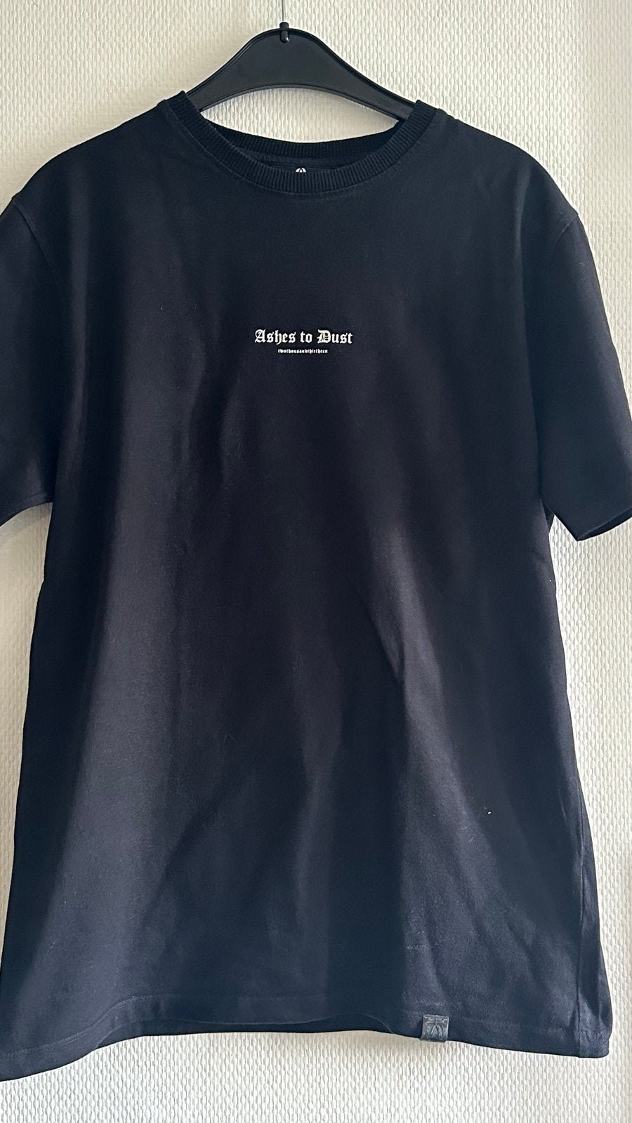 Zgan Ashes to Dust T-shirt S zwart met mooie afbeelding, Kleding | Heren, T-shirts, Ophalen of Verzenden, Zo goed als nieuw, Maat 46 (S) of kleiner