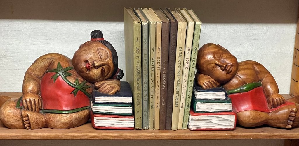 AZIATISCHE VOLKSKUNST: GROTE HOUTEN BOEKENSTEUNEN, Ophalen of Verzenden