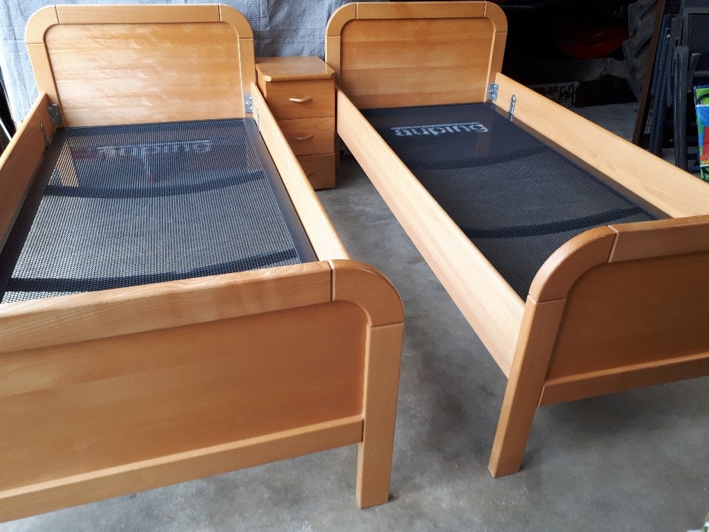 2  zgan houten senioren bedden met bijpassende nachtkastjes, Ophalen, 90 cm, Eenpersoons, Bruin