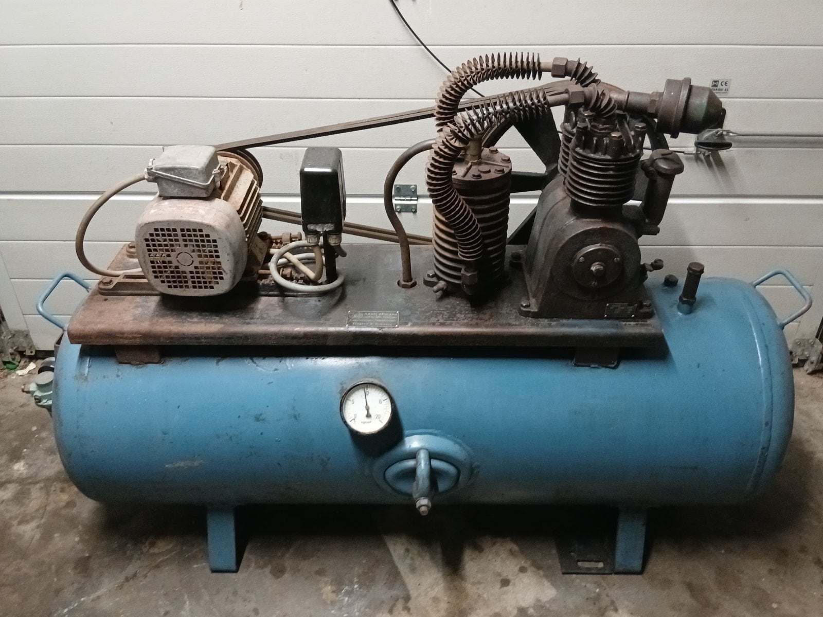 Robuuste Zuigercompressor met Grote Tank - Goed Werkend, Doe-het-zelf en Verbouw, Gebruikt, Ophalen of Verzenden, 200 tot 400 liter/min