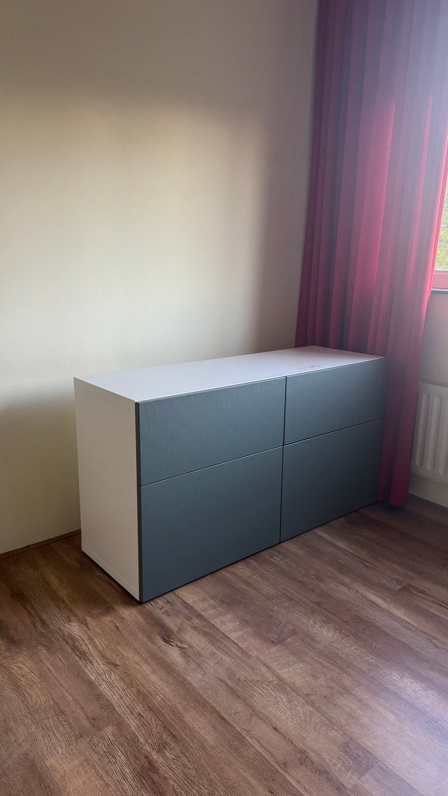 BESTÅ IKEA ladekast met 4 grijze lades en witte ombouw, Ophalen, Gebruikt, 25 tot 50 cm