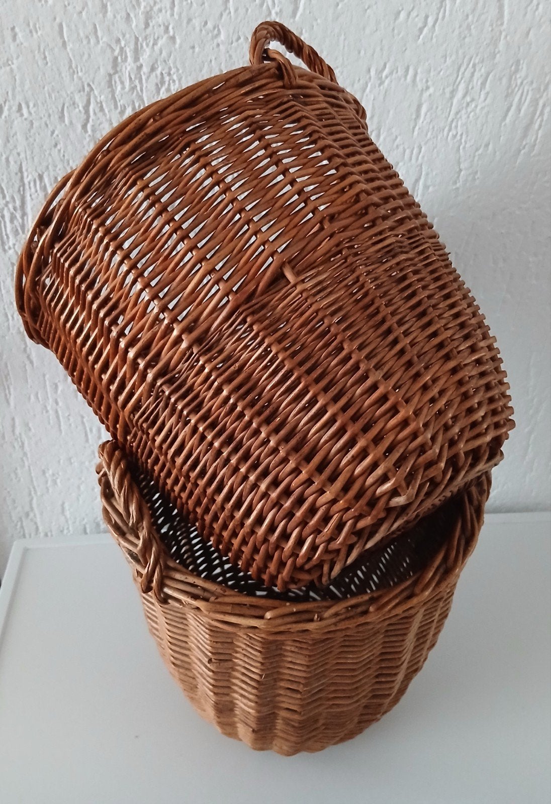 Vintage jaren '70 rieten/rotan manden met 2 handvaten, Huis en Inrichting, Gebruikt, Mand, Gevlochten, Rond