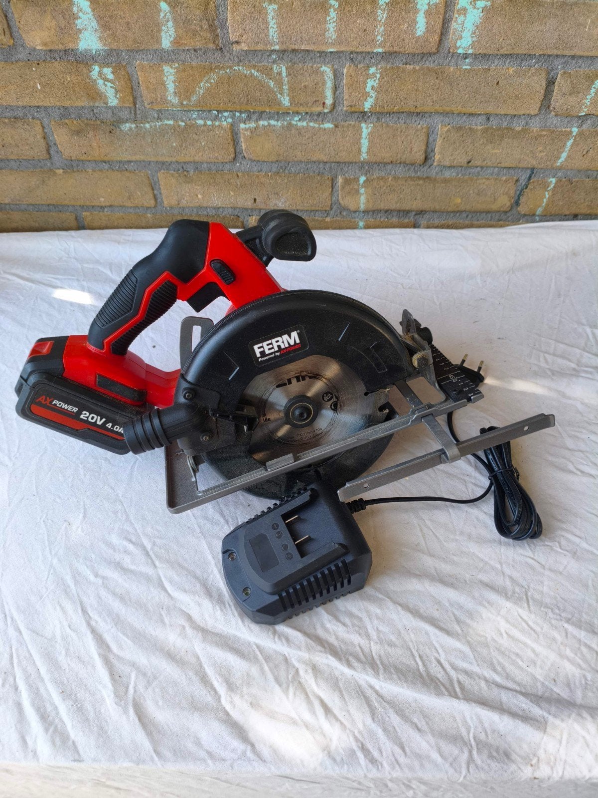 Ferm Cirkelzaag CSM1050 met oplader en accu, Gebruikt, Cirkelzaag, Ophalen of Verzenden, Ferm