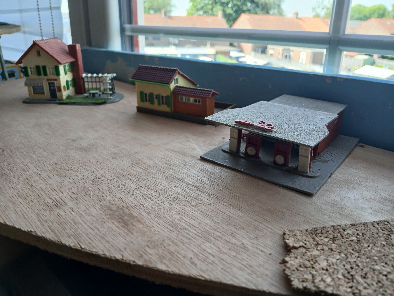 3 gebouwen voor N-spoor: 2 huizen en een tankstation, Hobby en Vrije tijd, Ophalen of Verzenden, Gebruikt, Brug, Tunnel of Gebouw