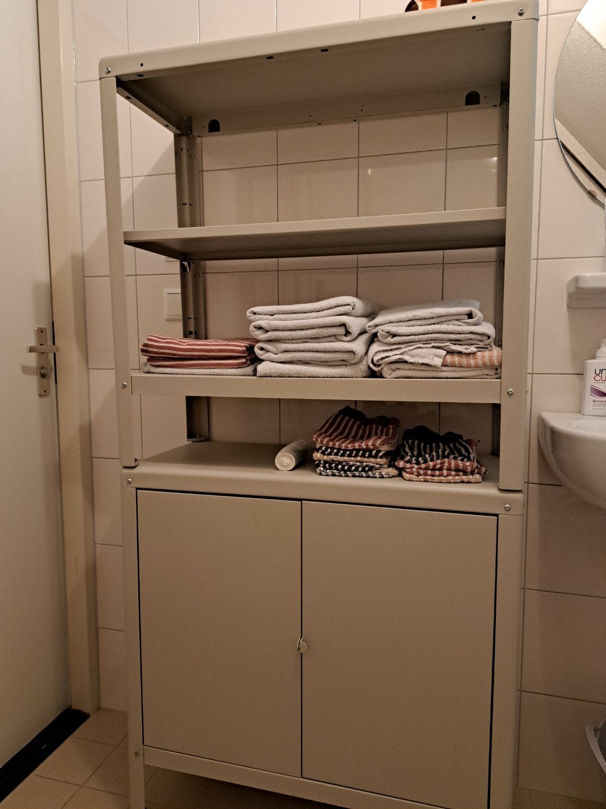 Metalen Opbergrek met Kastje - Ideaal voor Badkamer/Berging, Huis en Inrichting, Ophalen