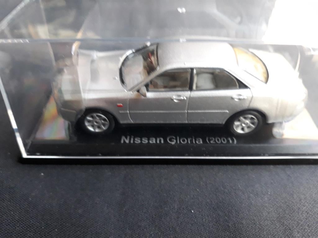 Nissan Gloria Sedan 2001 zilvergrijs 1:43, Hobby en Vrije tijd, Modelauto's | 1:43, Zo goed als nieuw, Auto, Overige merken, Ophalen of Verzenden