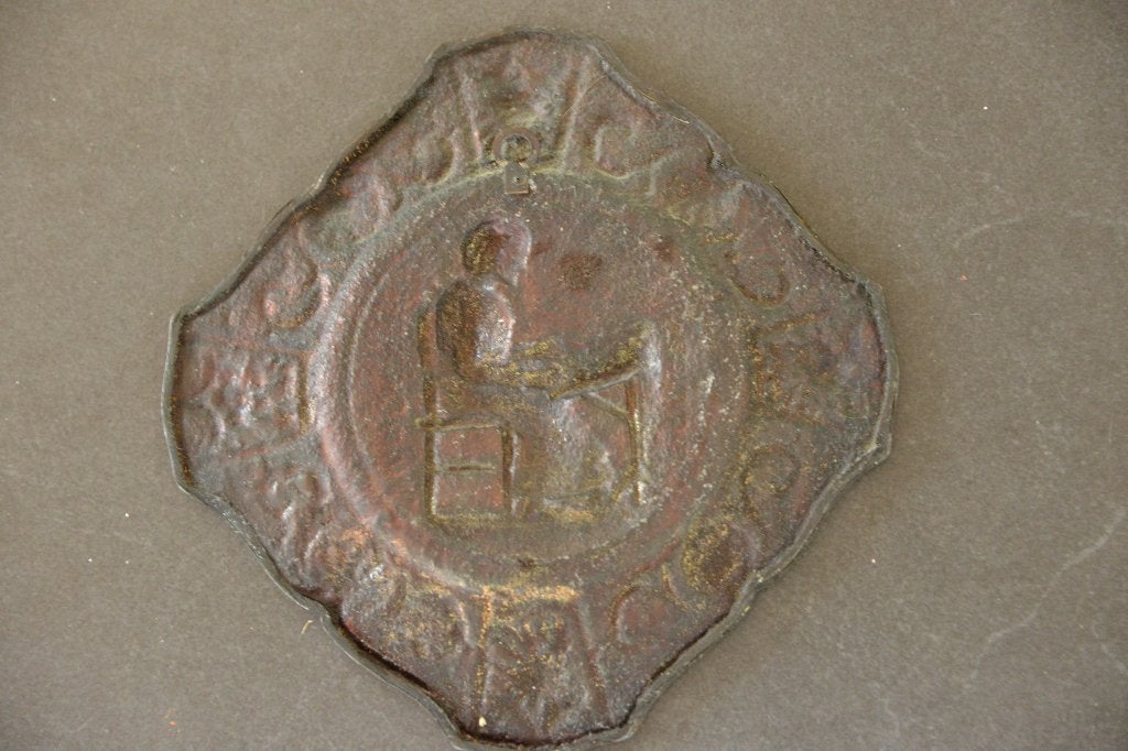 Koperen schotel. Brugge-Bruges. Tafereel: kantklosser., Ophalen of Verzenden