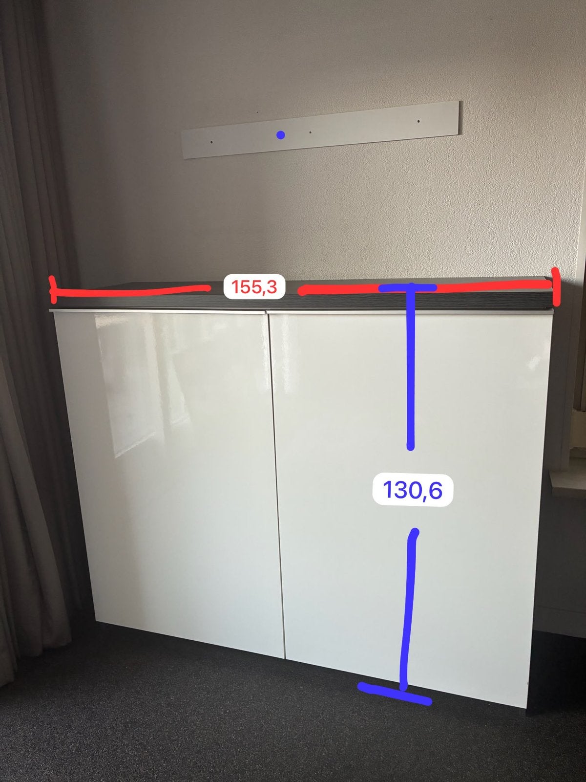 Witte hoogglans (servies) kast met schuifdeuren en planken, Ophalen, Met plank(en), Gebruikt, 100 tot 150 cm