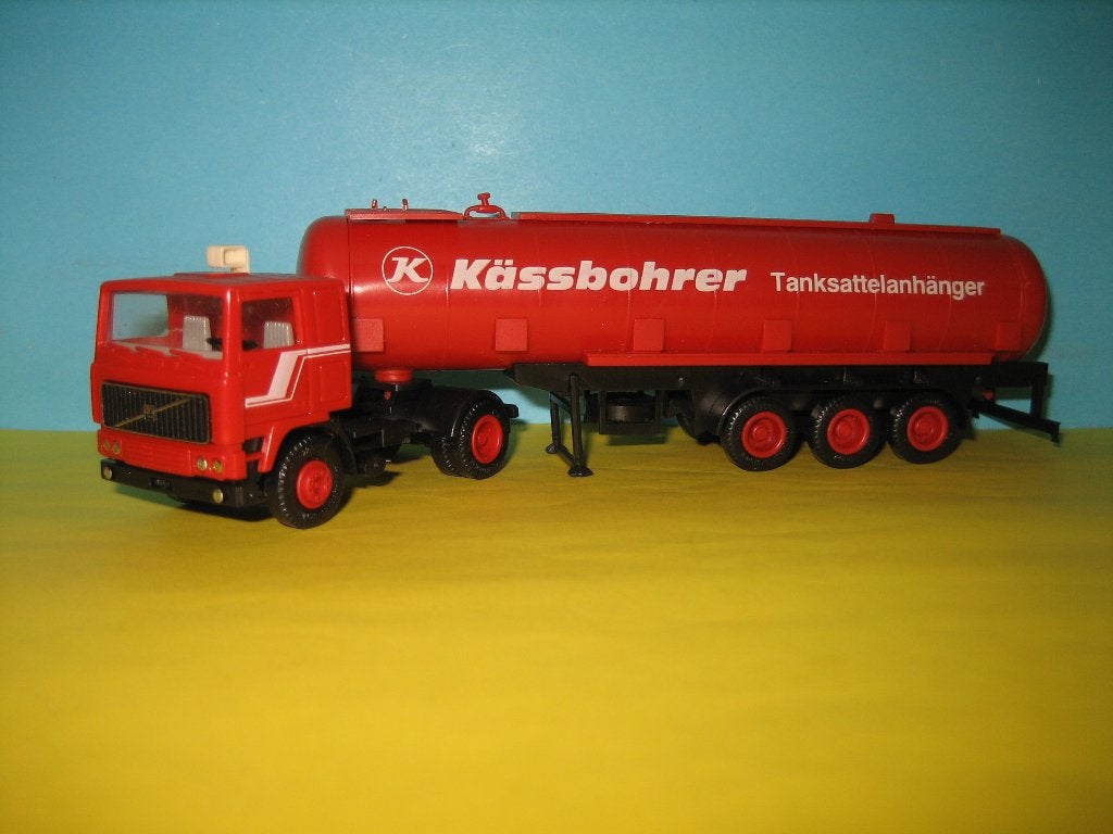 Kassbohrer  VOLVO  12  met Tank-oplegger  Herpa, Ophalen of Verzenden, Zo goed als nieuw, Bus of Vrachtwagen, Herpa