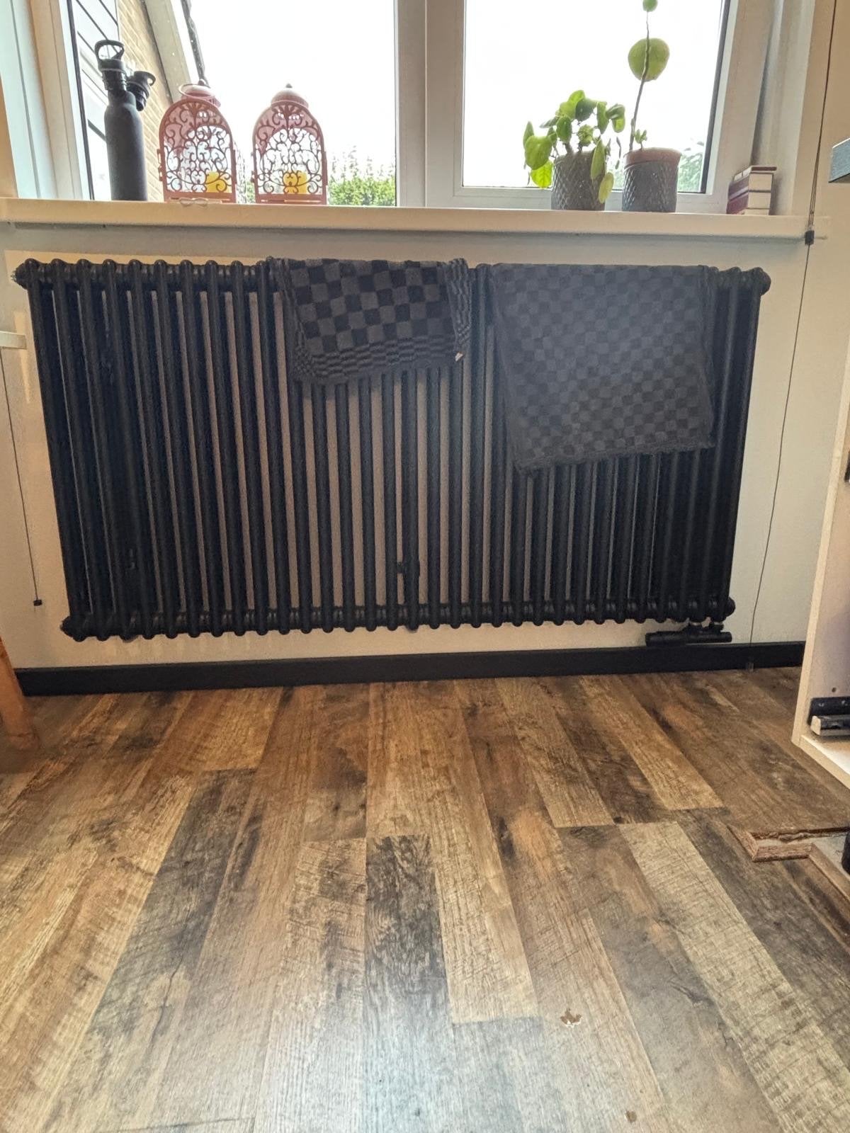 Zehnder Charleston designradiator zwart/black 2x, Gebruikt, Radiator, Ophalen of Verzenden, 60 tot 150 cm